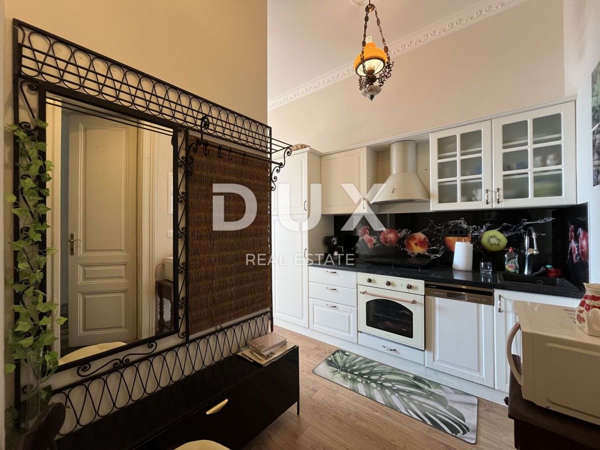 ABBAZIA, CENTRO – Due appartamenti con parcheggio in una villa storica