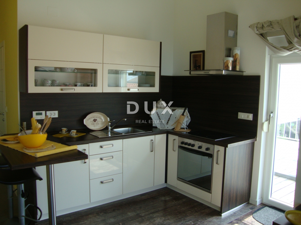 NOVI VINODOLSKI – Elegante casa di 191 m2, a 40 m dal mare