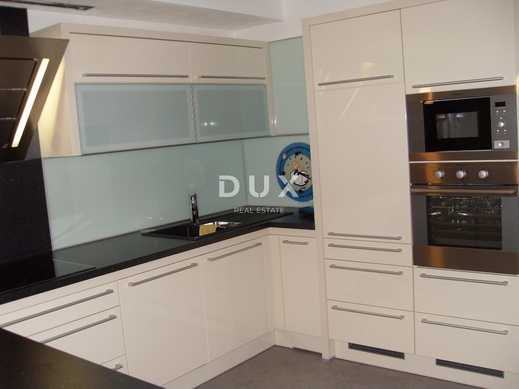 NOVI VINODOLSKI – Elegante casa di 191 m2, a 40 m dal mare