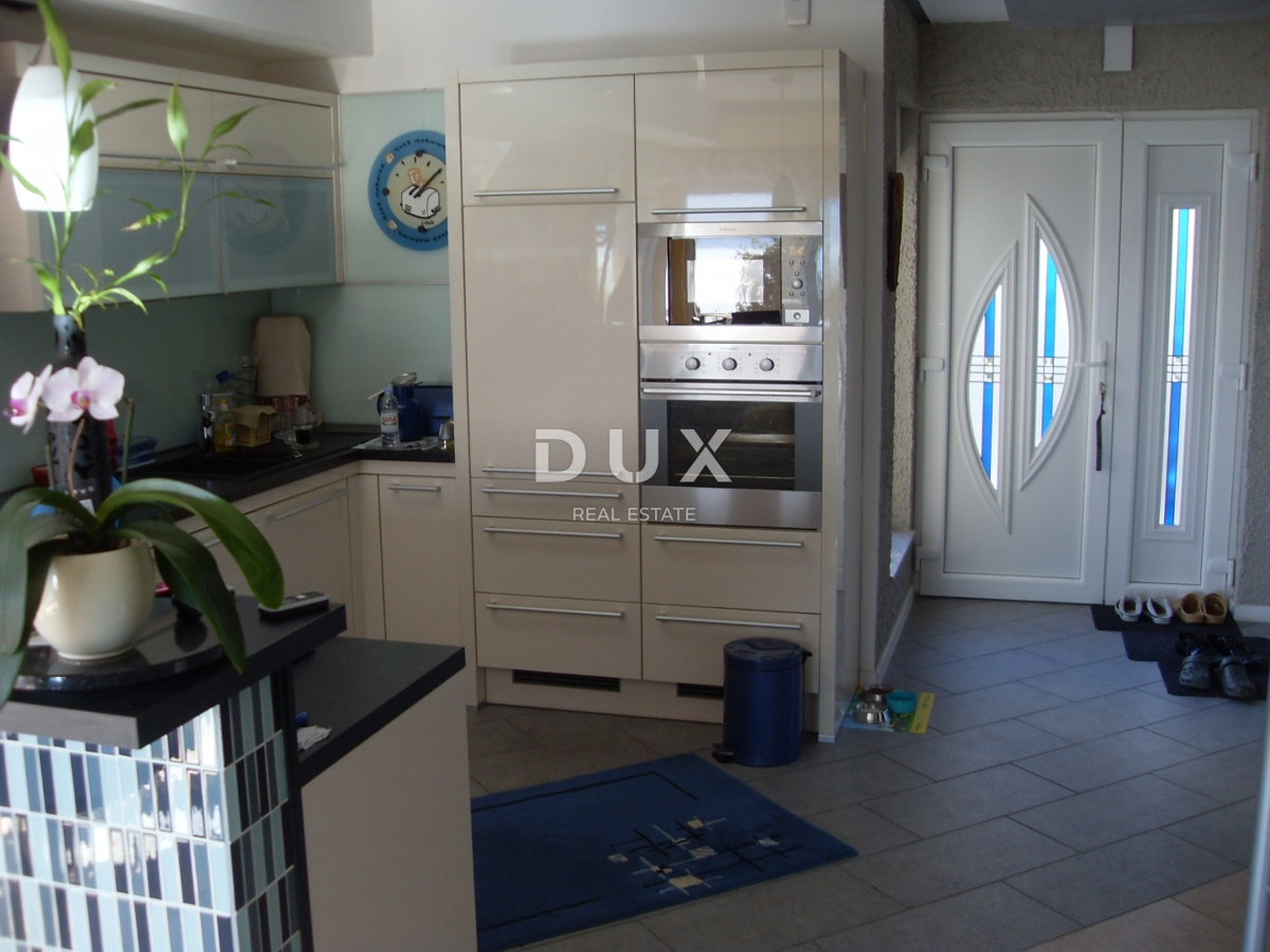 NOVI VINODOLSKI – Elegante casa di 191 m2, a 40 m dal mare