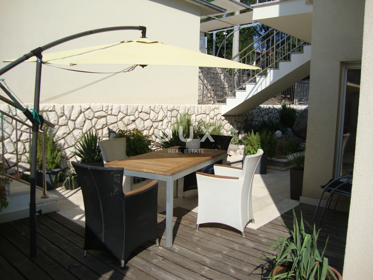 NOVI VINODOLSKI – Elegante casa di 191 m2, a 40 m dal mare