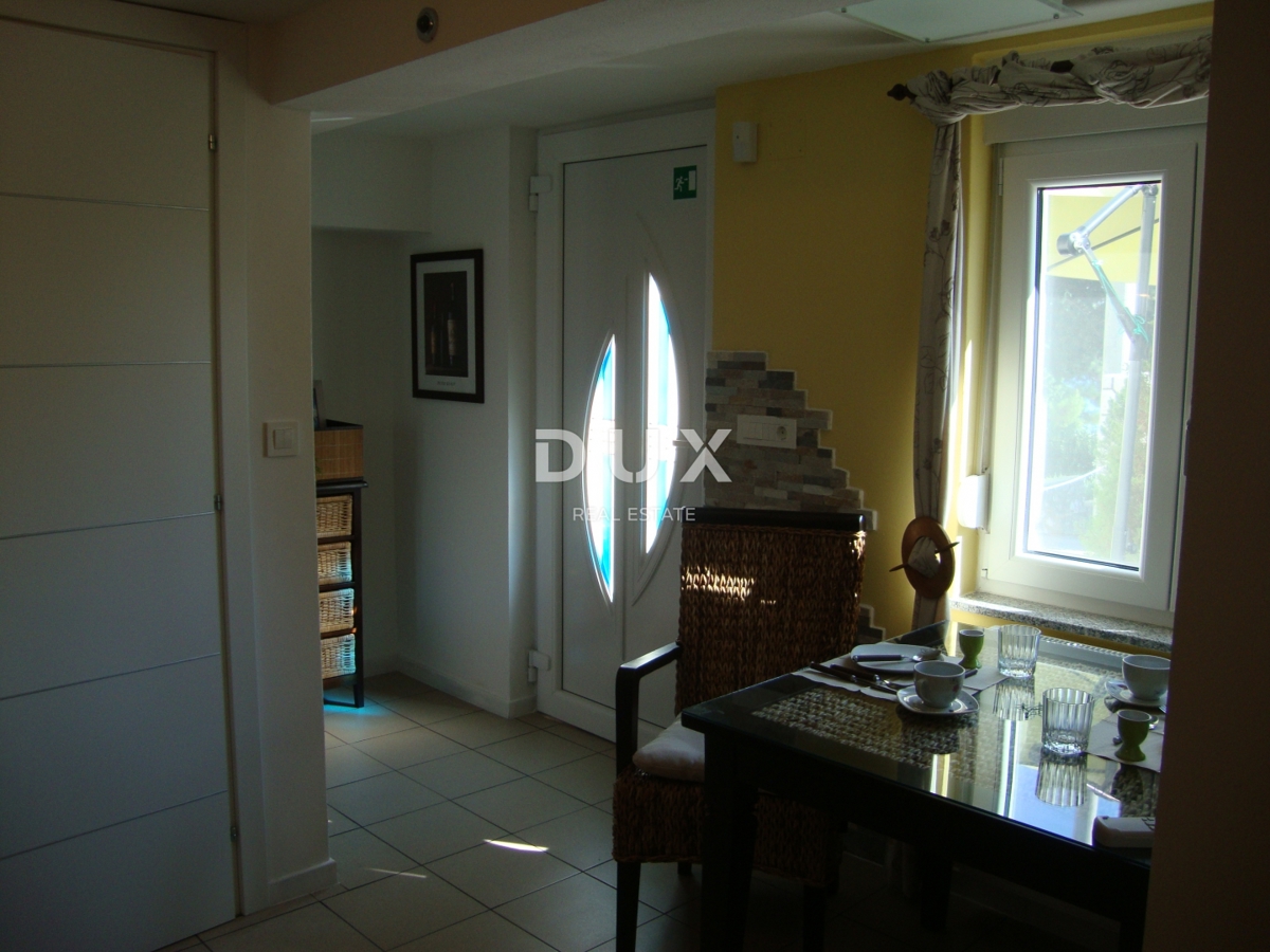 NOVI VINODOLSKI – Elegante casa di 191 m2, a 40 m dal mare