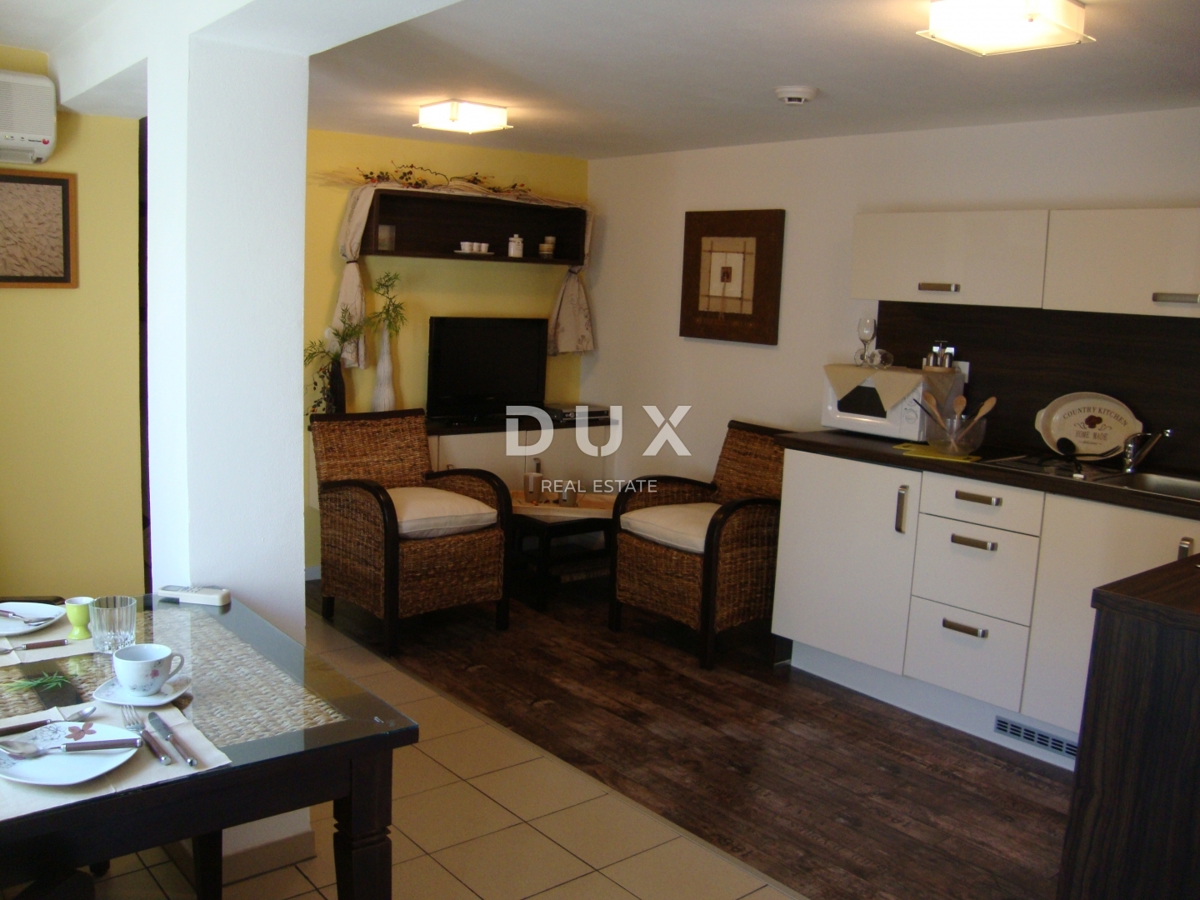 NOVI VINODOLSKI – Elegante casa di 191 m2, a 40 m dal mare