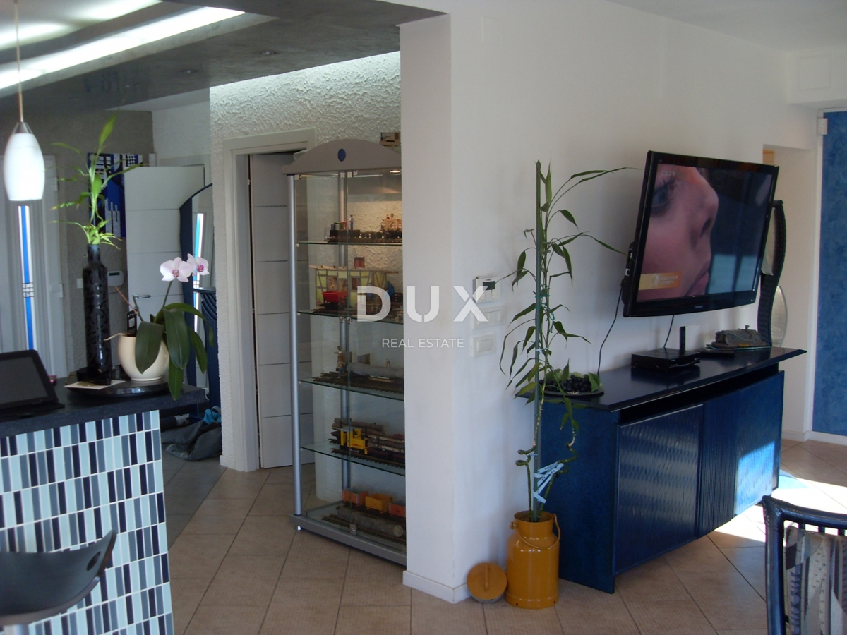 NOVI VINODOLSKI – Elegante casa di 191 m2, a 40 m dal mare