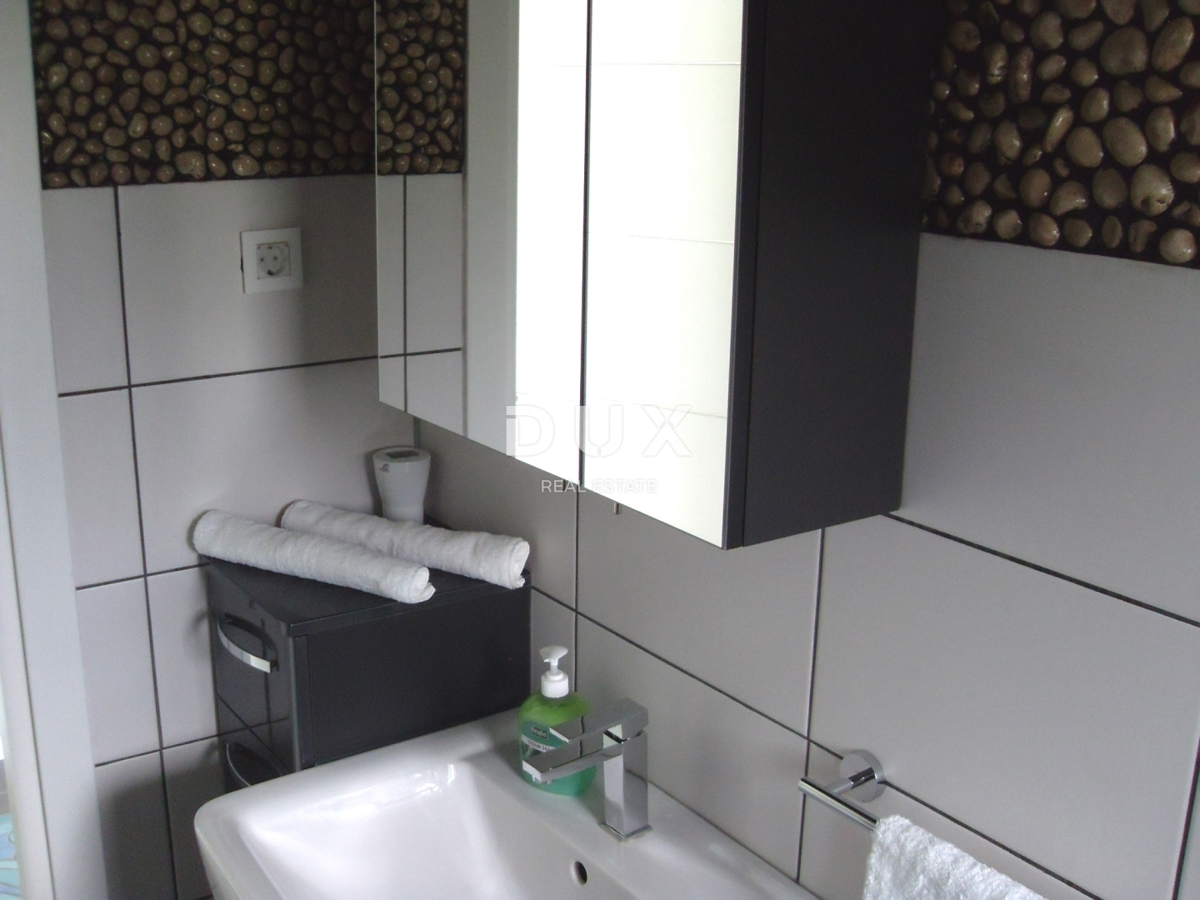 NOVI VINODOLSKI – Elegante casa di 191 m2, a 40 m dal mare