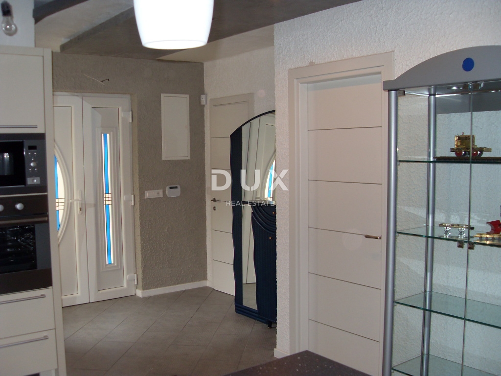 NOVI VINODOLSKI – Elegante casa di 191 m2, a 40 m dal mare