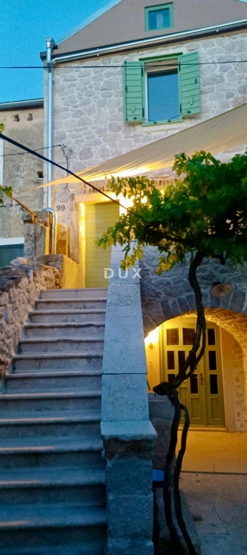 ISOLA DI IŽ, VELI IŽ – Autentica casa in pietra ristrutturata nel centro storico, a 70 metri dal mare.