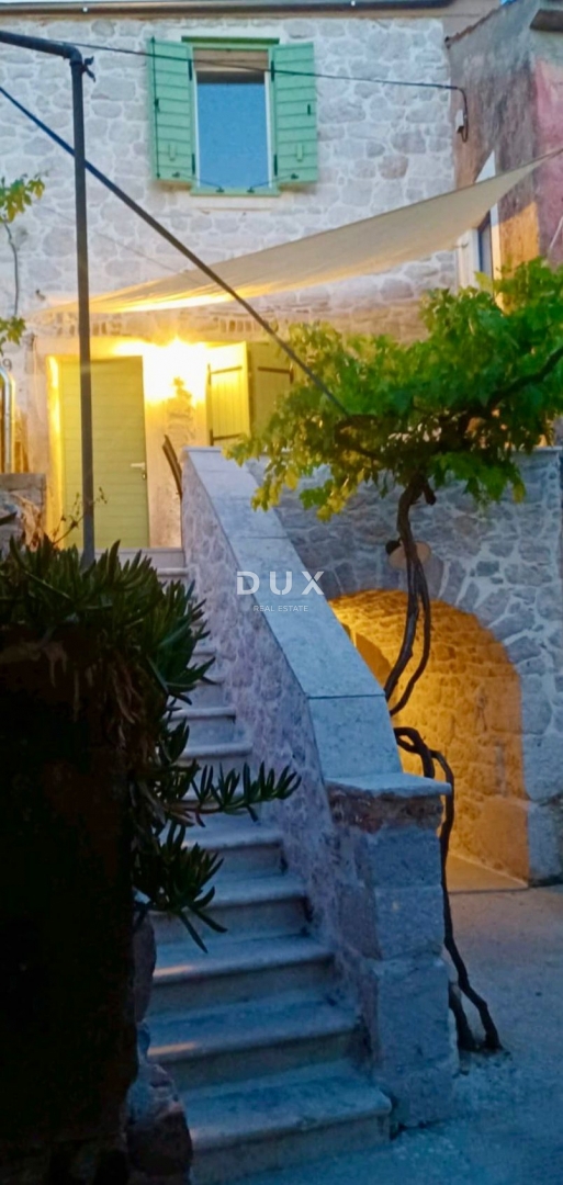 ISOLA DI IŽ, VELI IŽ – Autentica casa in pietra ristrutturata nel centro storico, a 70 metri dal mare.