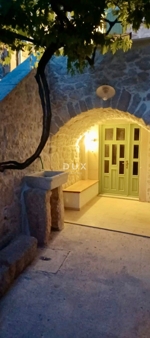 ISOLA DI IŽ, VELI IŽ – Autentica casa in pietra ristrutturata nel centro storico, a 70 metri dal mare.