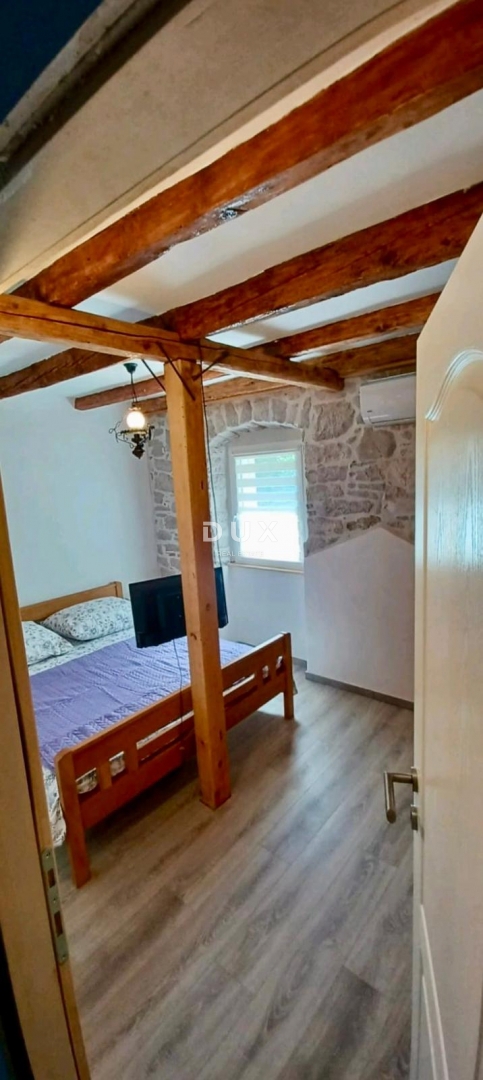 ISOLA DI IŽ, VELI IŽ – Autentica casa in pietra ristrutturata nel centro storico, a 70 metri dal mare.