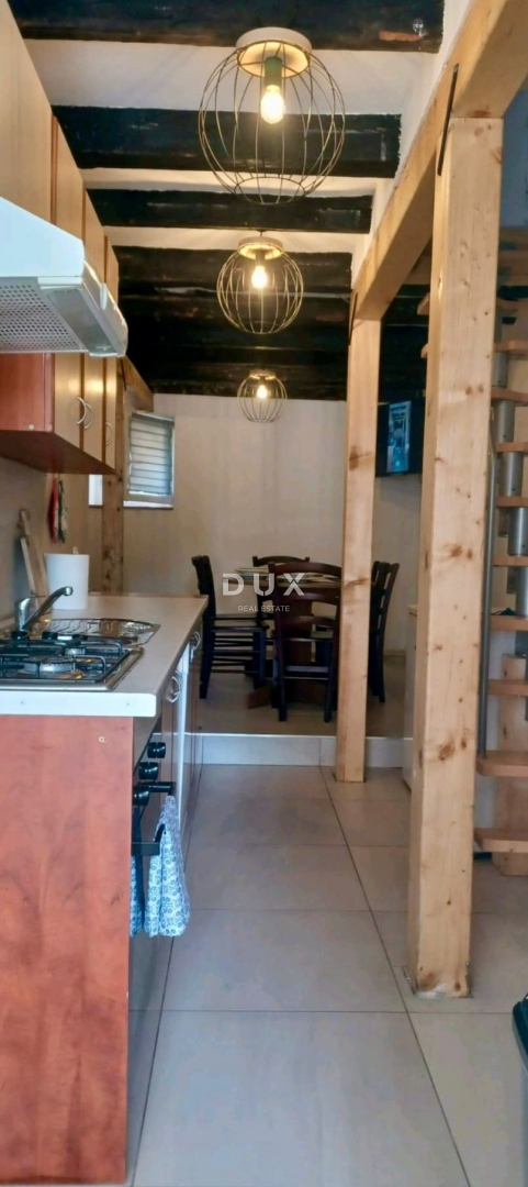 ISOLA DI IŽ, VELI IŽ – Autentica casa in pietra ristrutturata nel centro storico, a 70 metri dal mare.