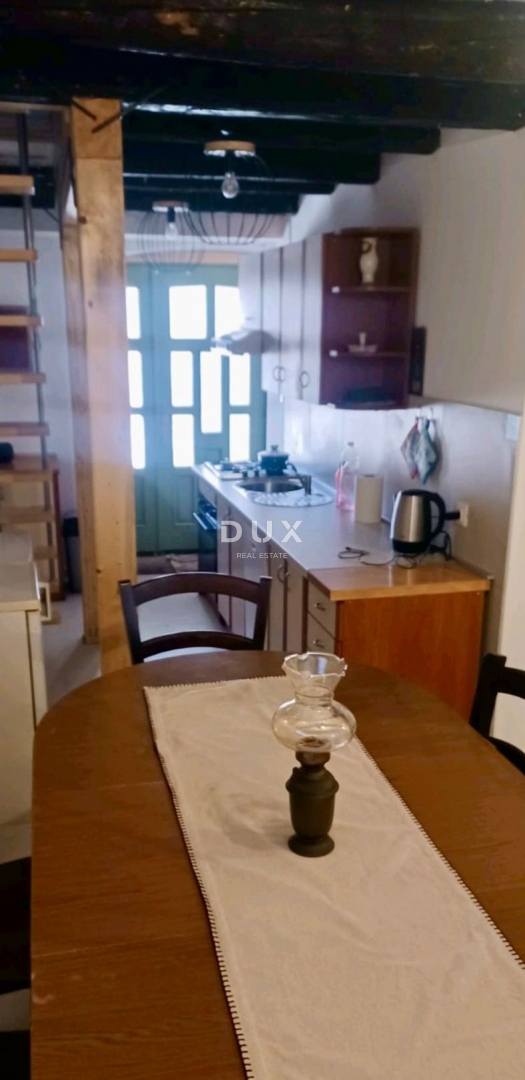 ISOLA DI IŽ, VELI IŽ – Autentica casa in pietra ristrutturata nel centro storico, a 70 metri dal mare.