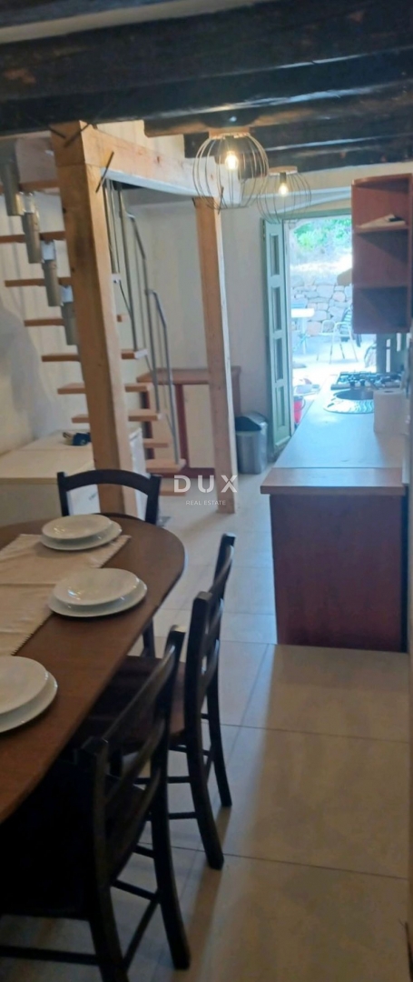 ISOLA DI IŽ, VELI IŽ – Autentica casa in pietra ristrutturata nel centro storico, a 70 metri dal mare.