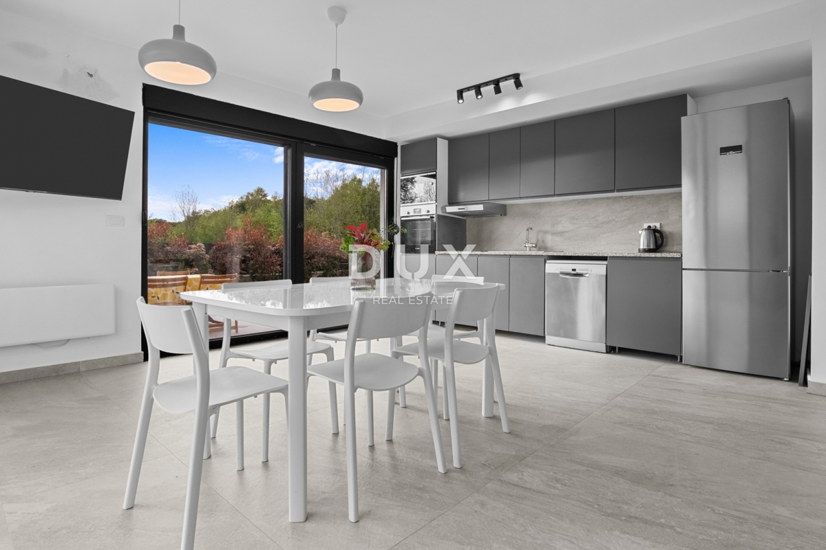 ISTRIA, POREČ - Appartamento su più piani con giardino