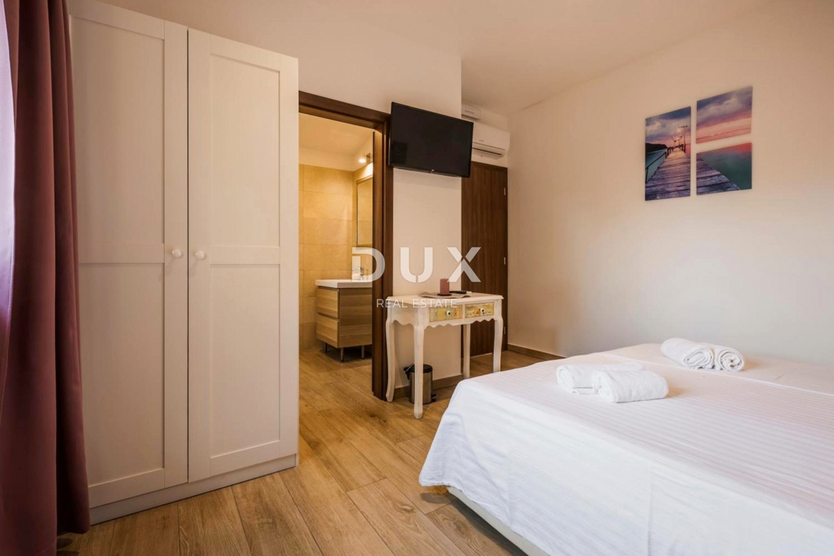 ISTRIA, POREČ - Edificio commerciale con ristorante e unità ricettive