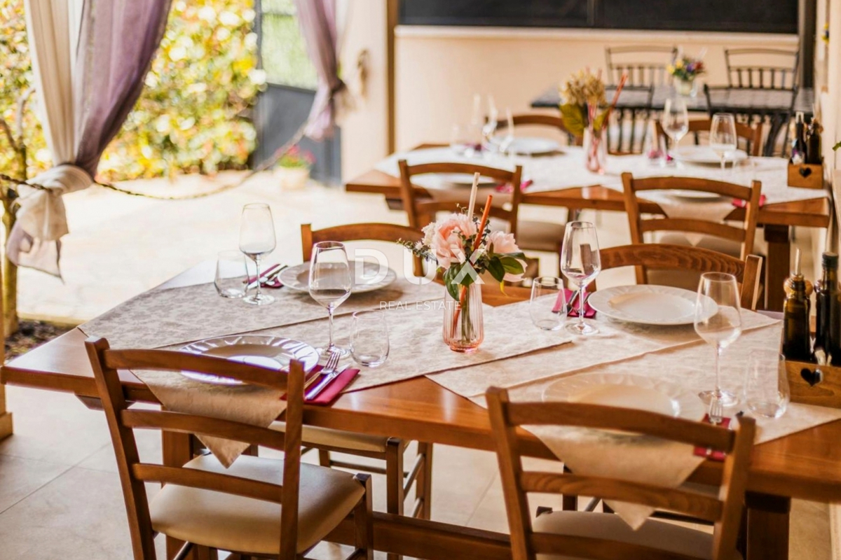 ISTRIA, POREČ - Edificio commerciale con ristorante e unità ricettive