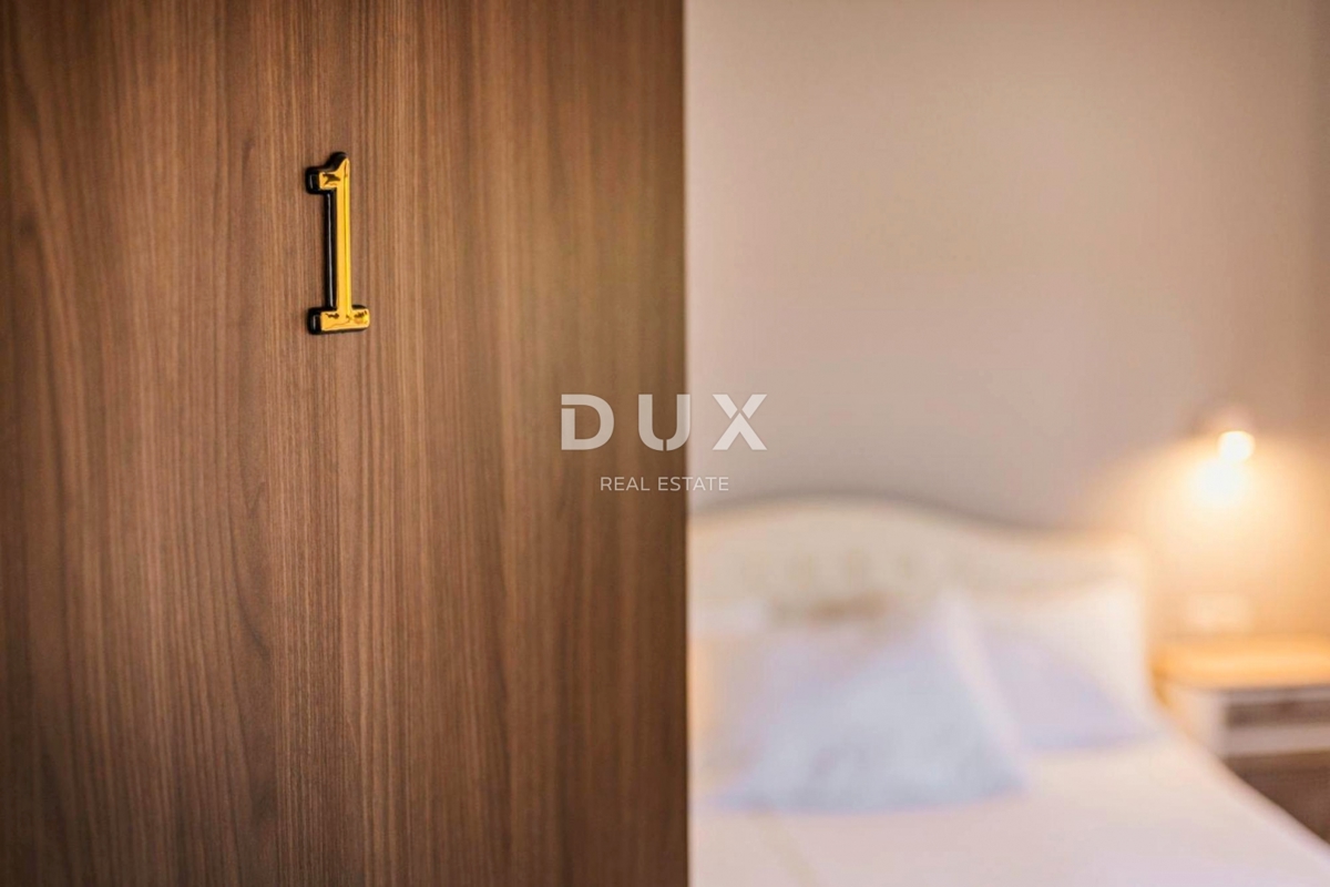 ISTRIA, POREČ - Edificio commerciale con ristorante e unità ricettive