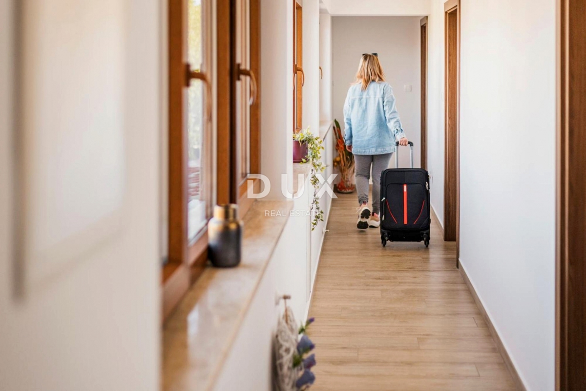 ISTRIA, POREČ - Edificio commerciale con ristorante e unità ricettive