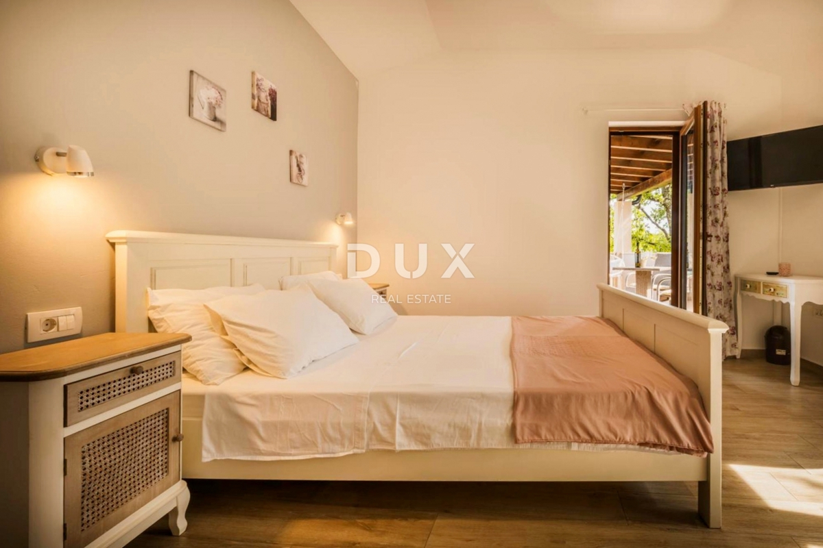 ISTRIA, POREČ - Edificio commerciale con ristorante e unità ricettive