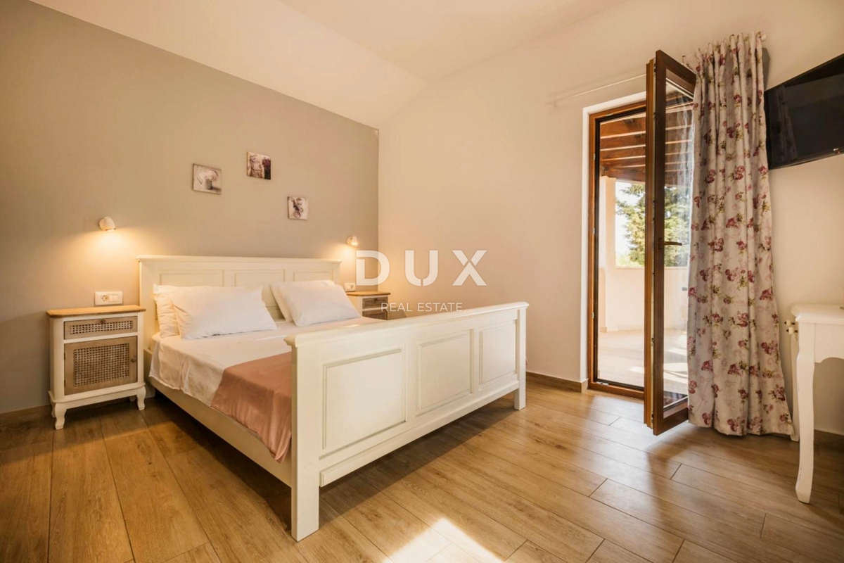 ISTRIA, POREČ - Edificio commerciale con ristorante e unità ricettive