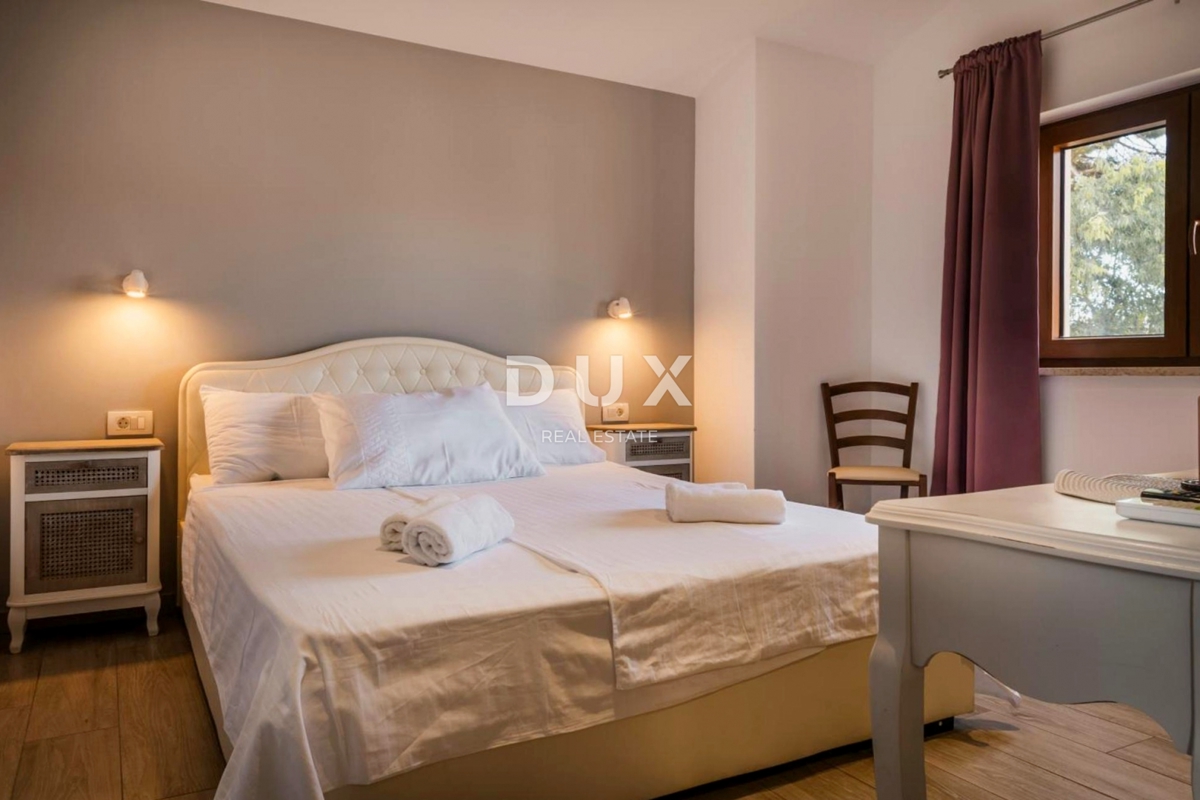 ISTRIA, POREČ - Edificio commerciale con ristorante e unità ricettive