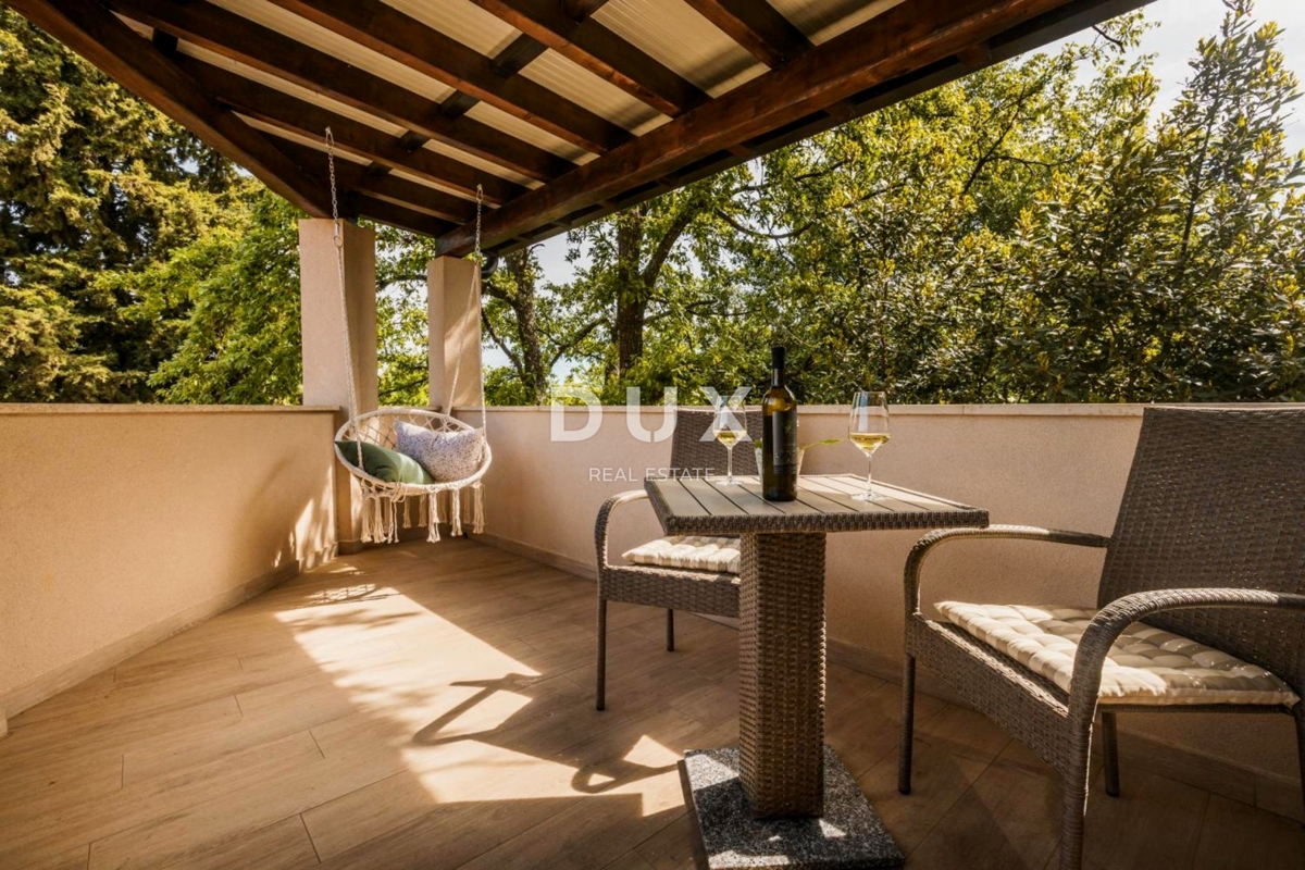 ISTRIA, POREČ - Edificio commerciale con ristorante e unità ricettive