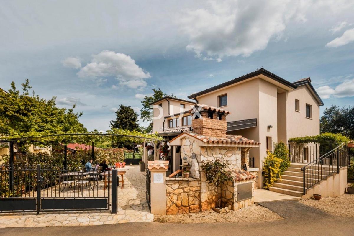 ISTRIA, POREČ - Edificio commerciale con ristorante e unità ricettive