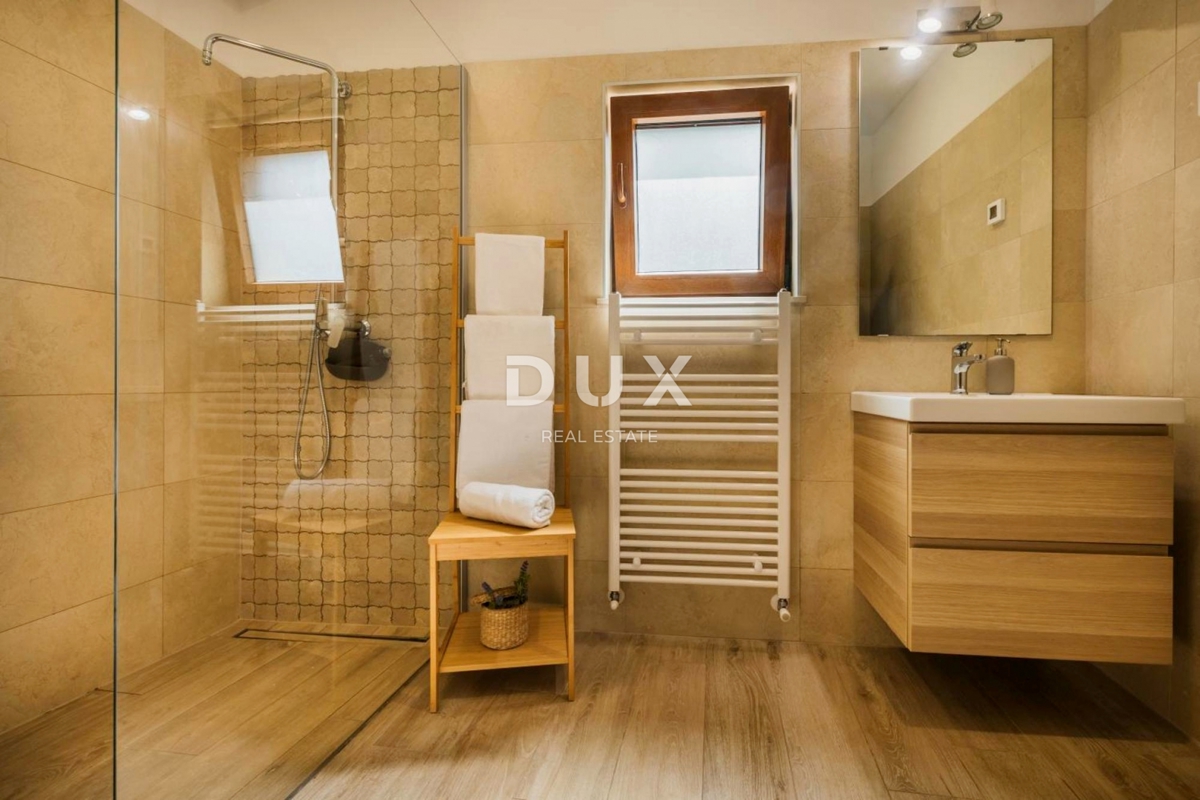 ISTRIA, POREČ - Edificio commerciale con ristorante e unità ricettive