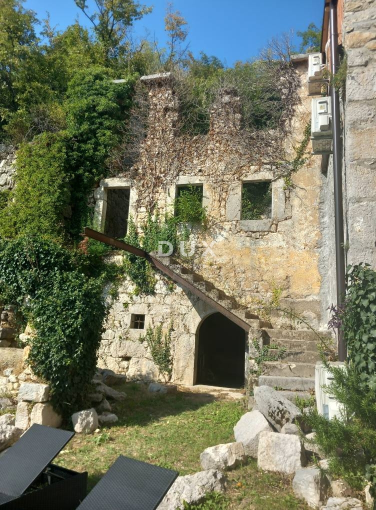 CRIKVENICA, BELGRADO - due appartamenti con vista mare + cortile + casa da ristrutturare! OCCASIONE IMPERDIBILE!!!