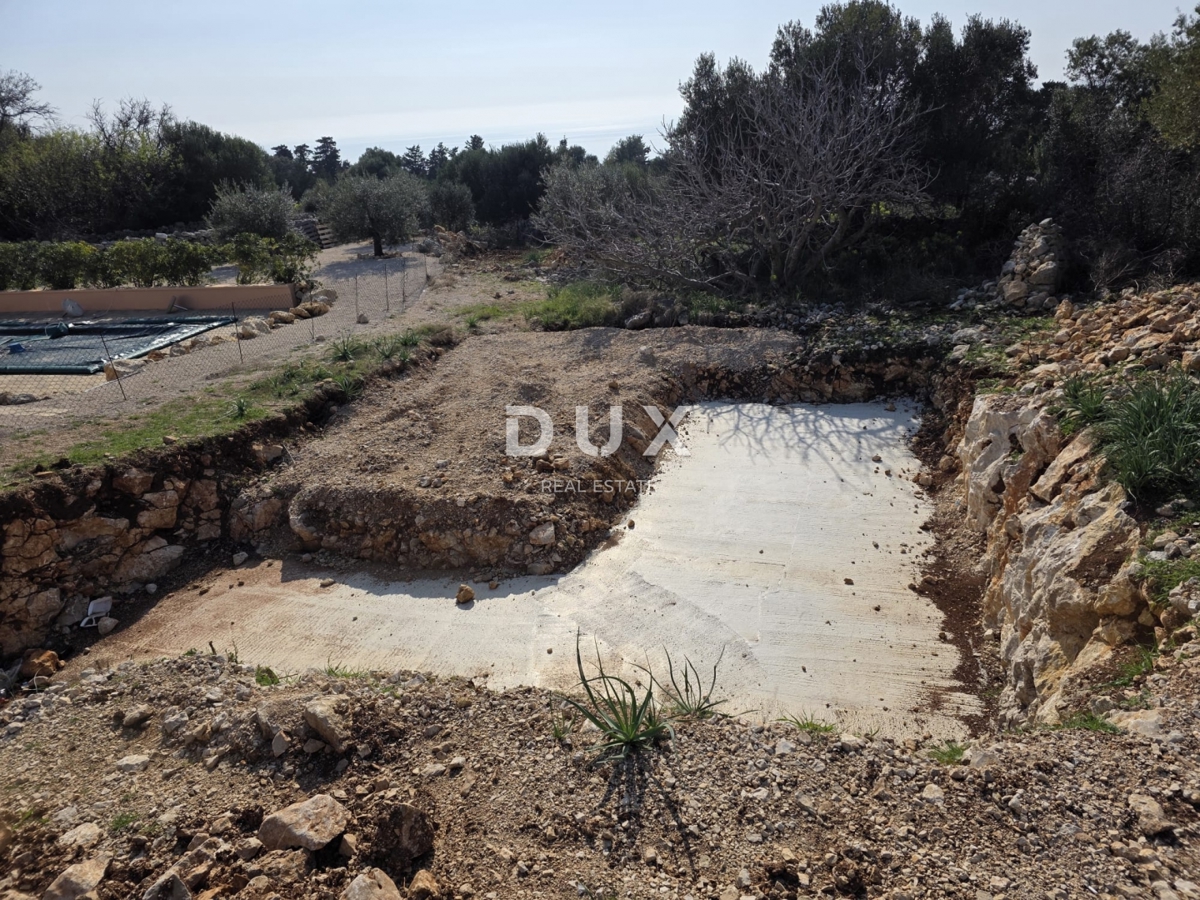 ISOLA DI PAG, LUN - OPPORTUNITÀ! Terreno con permesso di costruire per una villa