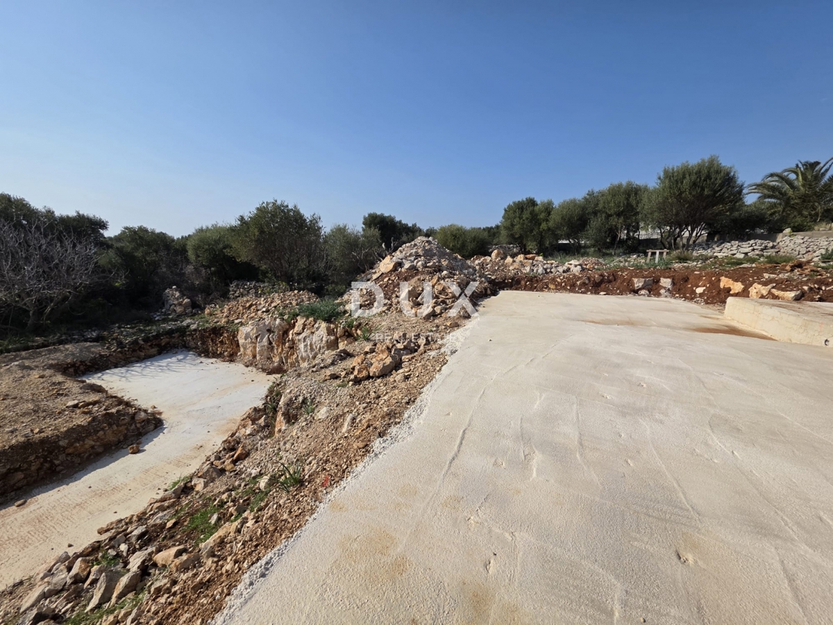 ISOLA DI PAG, LUN - OPPORTUNITÀ! Terreno con permesso di costruire per una villa