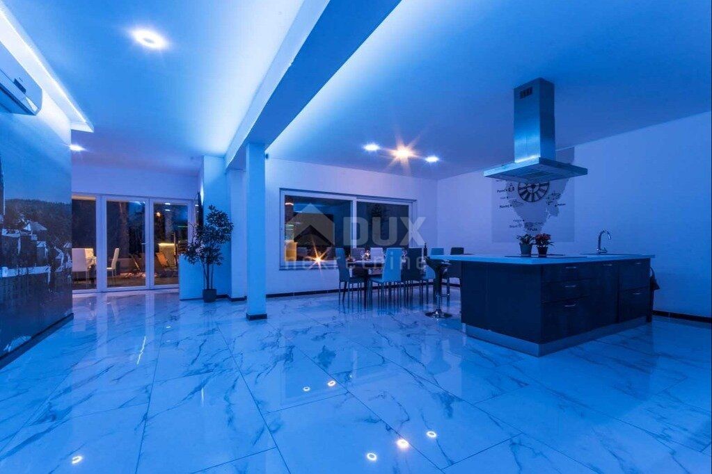 ISTRIA, LABIN - Nuova villa con piscina e giardino paesaggistico