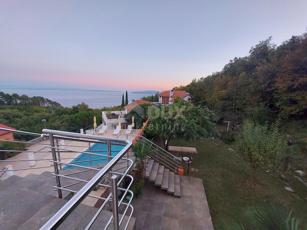 OPATIJA, VEPRINAC - villa 1000m2 con vista mare, 6 appartamenti e piscina + ambiente 1000m2