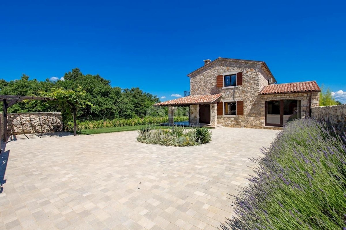 ISTRIA, SVETVINČENAT - Villa in pietra con vista sul bosco