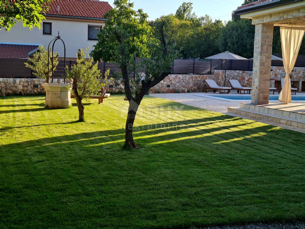 Isola di Krk, intorno a Dobrinje - villa in pietra con piscina