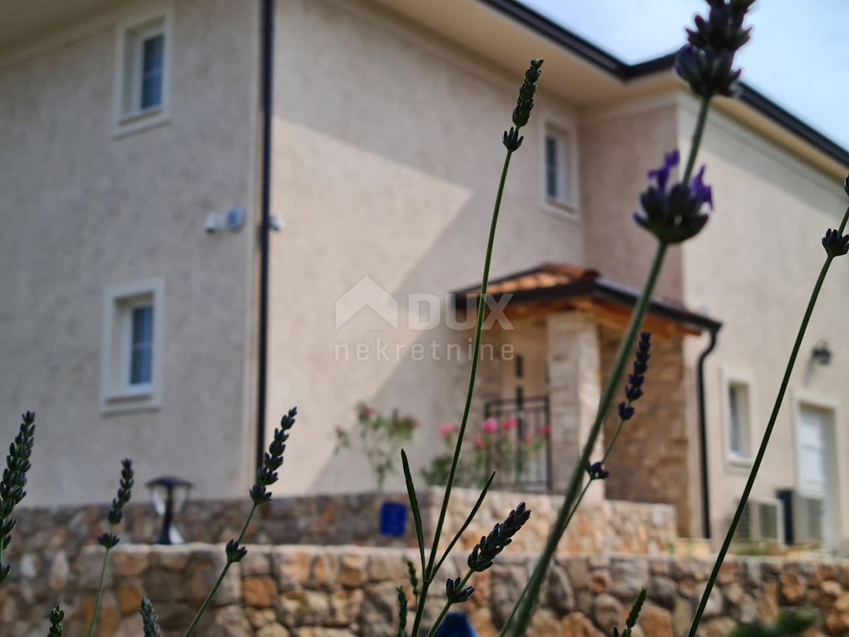 Isola di Krk, intorno a Dobrinje - villa in pietra con piscina