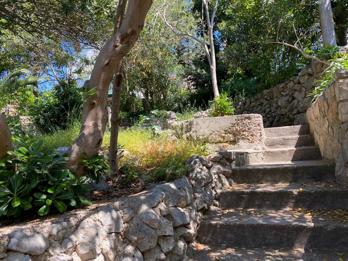 MALI LOŠINJ, casa con due appartamenti e giardino paesaggistico di 170m2