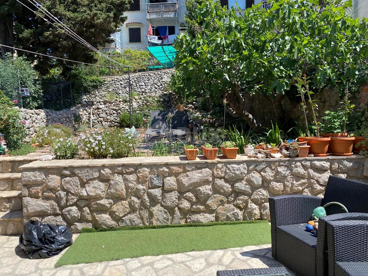 MALI LOŠINJ, casa con due appartamenti e giardino paesaggistico di 170m2