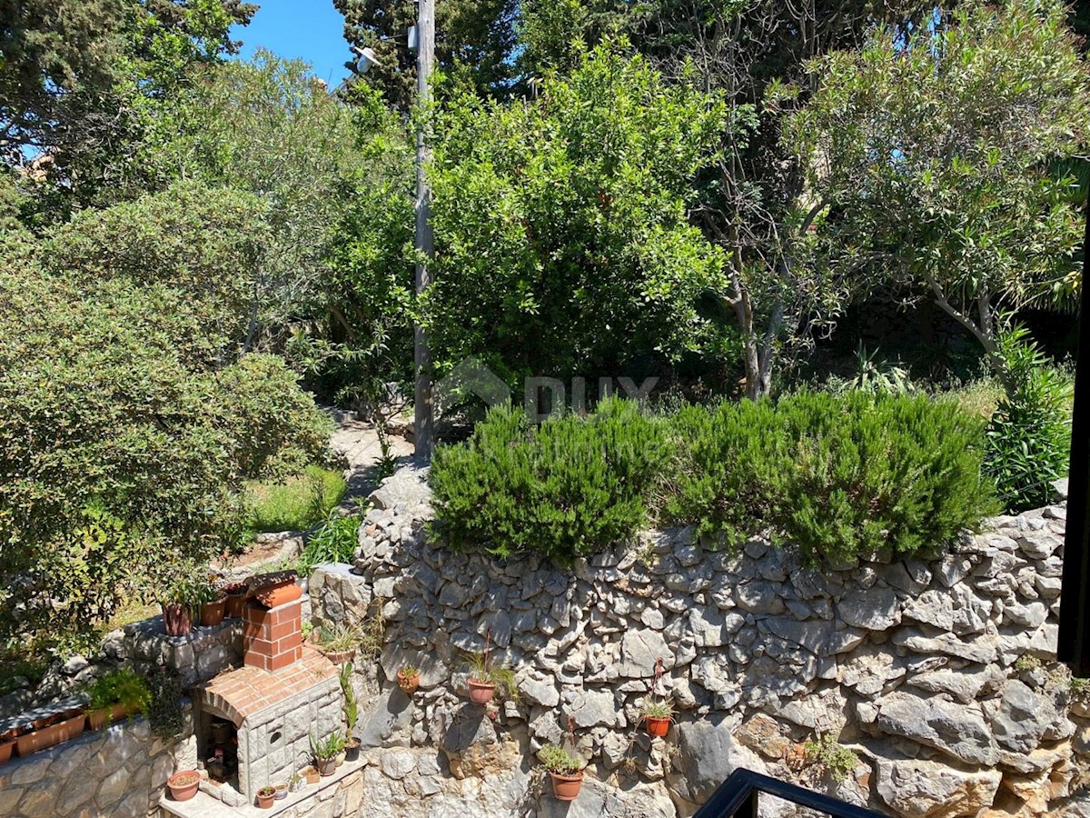 MALI LOŠINJ, casa con due appartamenti e giardino paesaggistico di 170m2