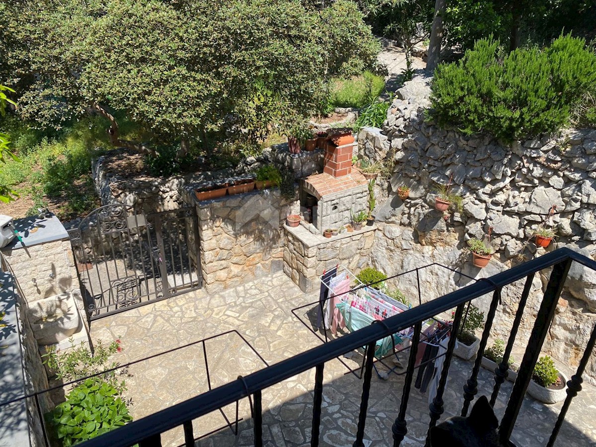 MALI LOŠINJ, casa con due appartamenti e giardino paesaggistico di 170m2