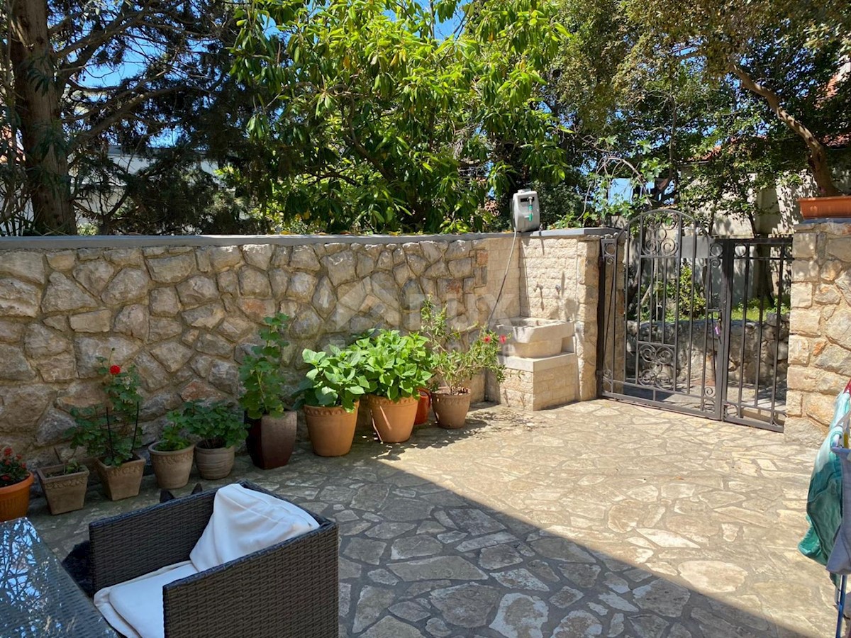 MALI LOŠINJ, casa con due appartamenti e giardino paesaggistico di 170m2