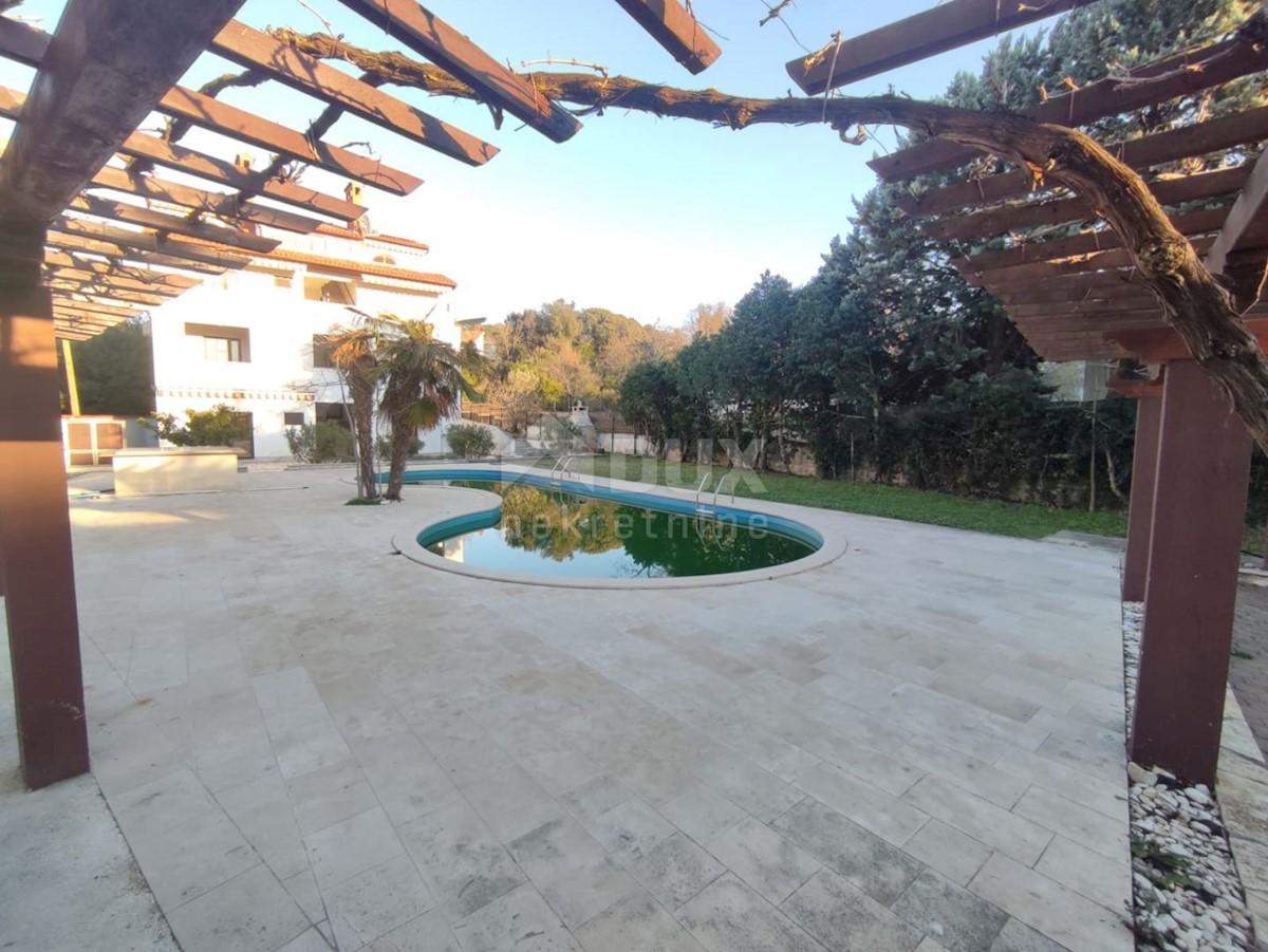 ISTRIA, BANJOLE - Palazzina con piscina e giardino a 150m dal mare