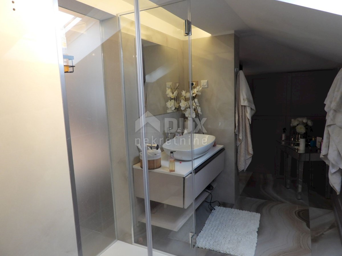 OPATIJA, CENTRO - appartamento su due piani arredato in modo esclusivo 4 camere da letto + bagno 165 m2