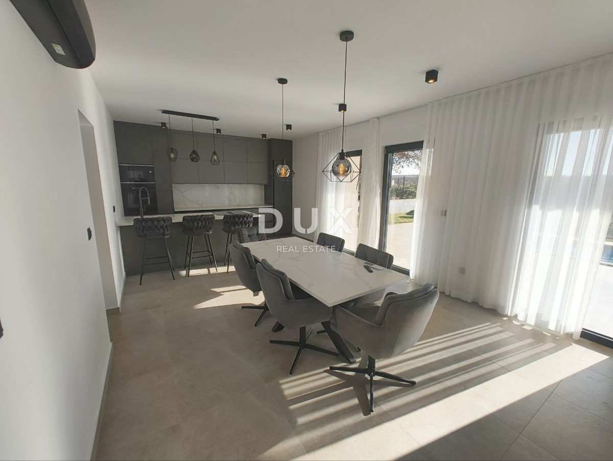 ISTRIA, POREČ - Moderna casa a un piano con piscina in una posizione meravigliosa, nuova costruzione