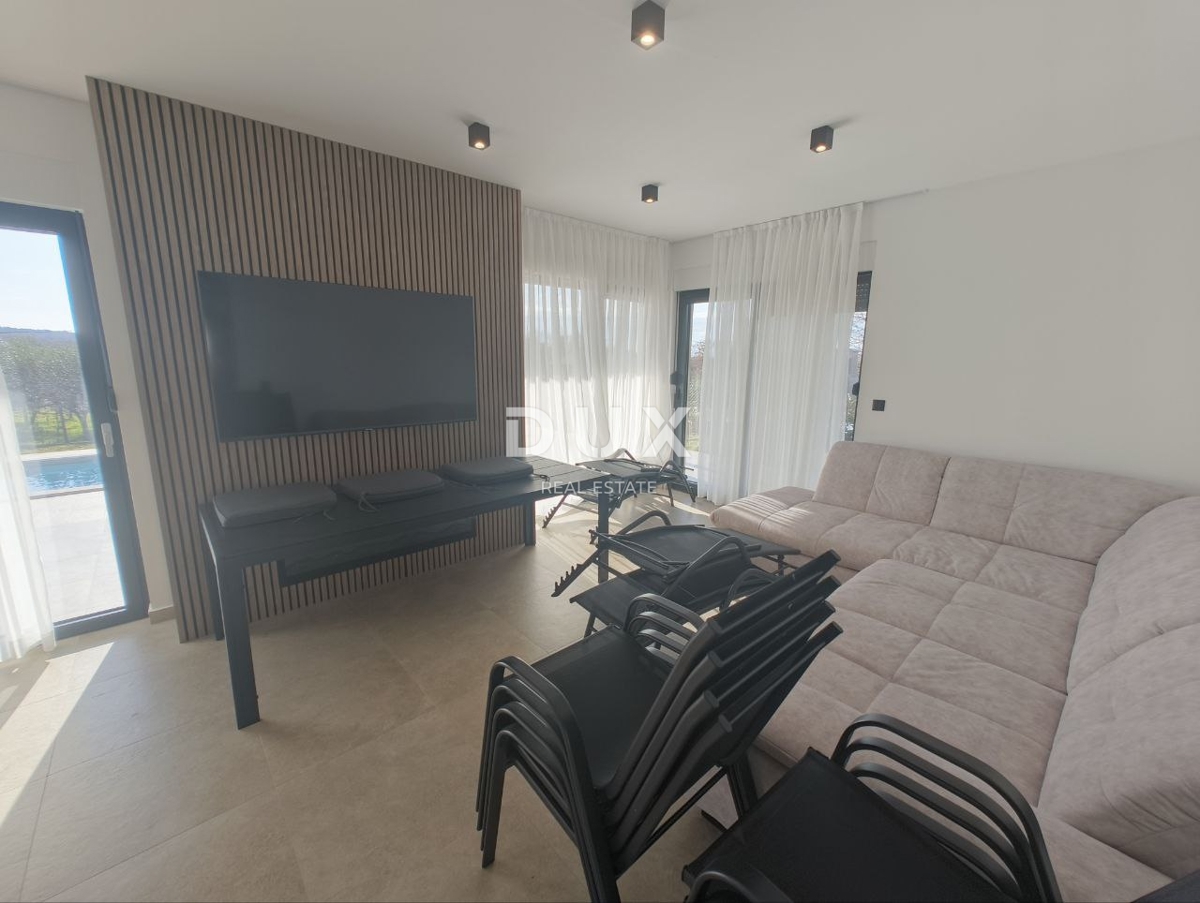 ISTRIA, POREČ - Moderna casa a un piano con piscina in una posizione meravigliosa, nuova costruzione