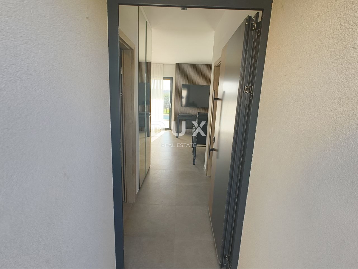 ISTRIA, POREČ - Moderna casa a un piano con piscina in una posizione meravigliosa, nuova costruzione