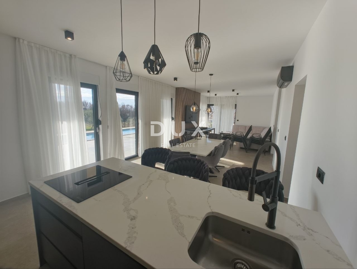 ISTRIA, POREČ - Moderna casa a un piano con piscina in una posizione meravigliosa, nuova costruzione