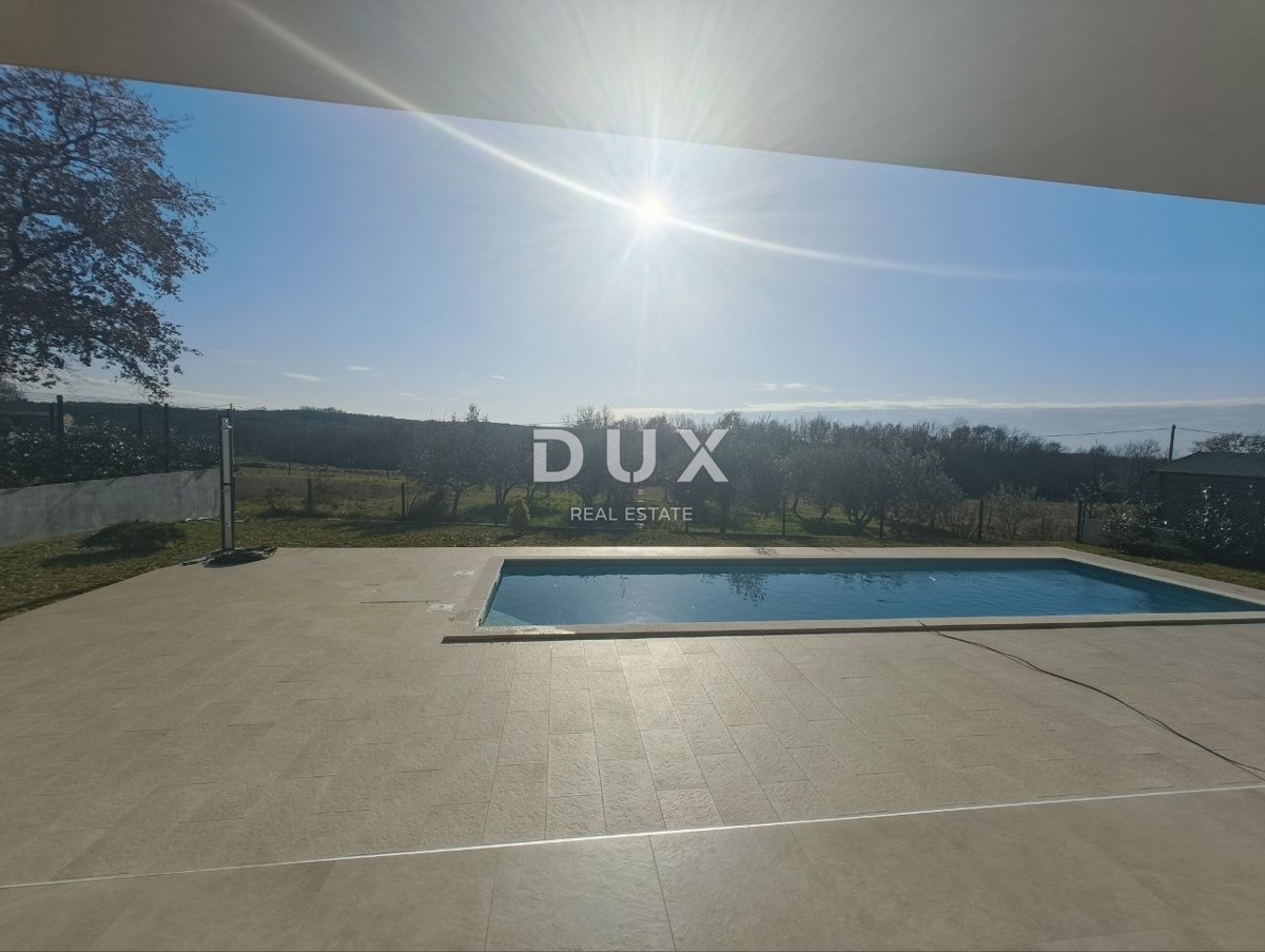 ISTRIA, POREČ - Moderna casa a un piano con piscina in una posizione meravigliosa, nuova costruzione