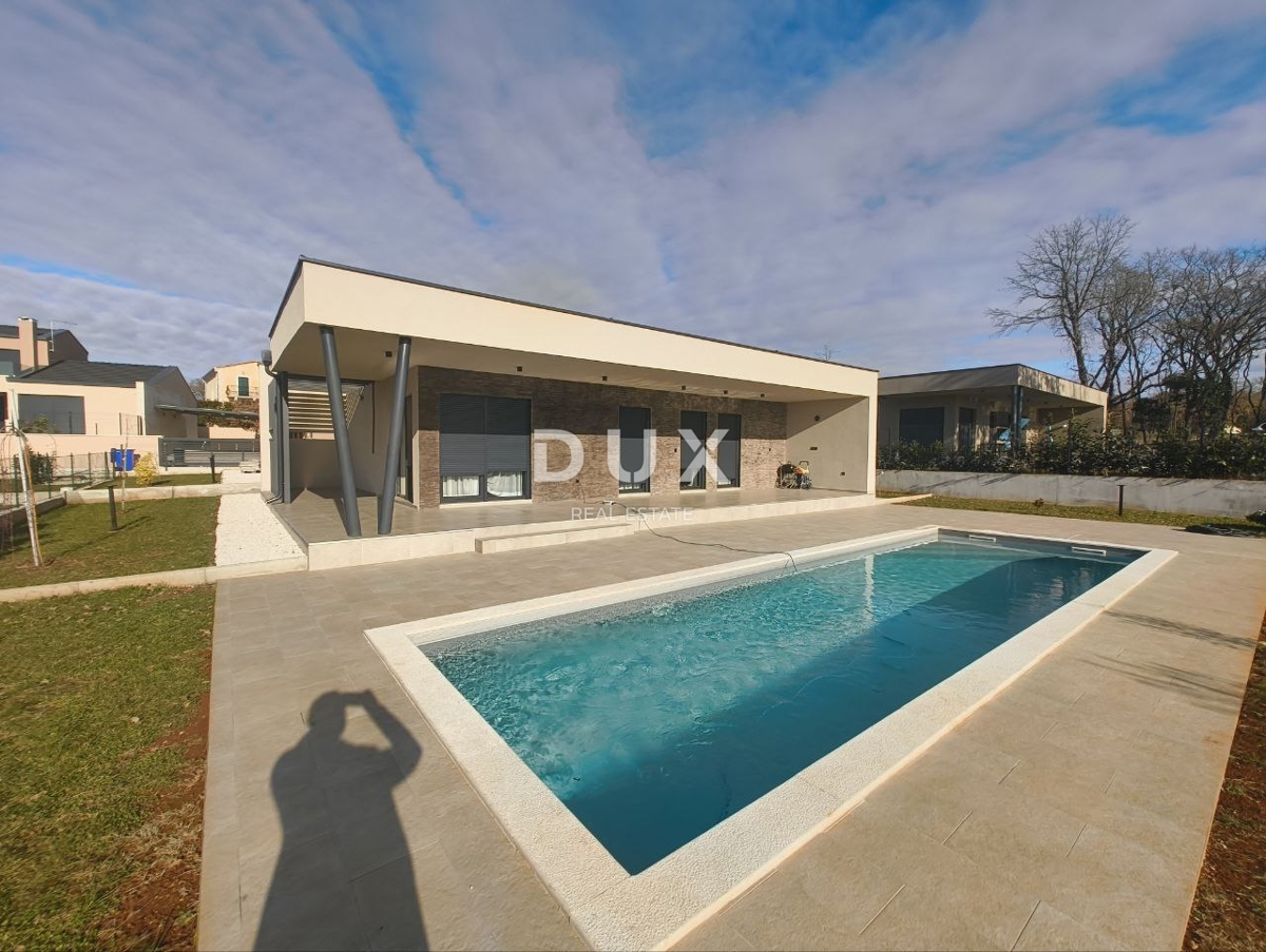 ISTRIA, POREČ - Moderna casa a un piano con piscina in una posizione meravigliosa, nuova costruzione