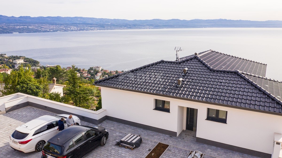 LOVRAN - LIGANJ - Appartamento in villa con piscina 120m2 + terrazza 27m2 con vista panoramica sul mare + ambiente 105m2